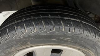 Used 2019 Renault Kwid [2015-2019] 1.0 RXT AMT Opt Petrol Automatic tyres RIGHT REAR TYRE TREAD VIEW