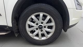 Used 2016 Mahindra XUV500 [2015-2018] W8 AT Diesel Automatic tyres RIGHT FRONT TYRE RIM VIEW