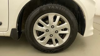 Used 2015 honda Amaze 1.5 VX (O) Diesel Manual tyres RIGHT FRONT TYRE RIM VIEW