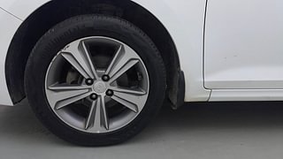 Used 2019 Hyundai Verna [2017-2020] 1.6 VTVT SX (O) Petrol Manual tyres LEFT FRONT TYRE RIM VIEW