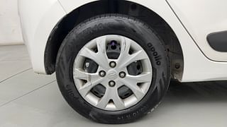 Used 2014 Hyundai Grand i10 [2013-2017] Sportz AT 1.2 Kappa VTVT Petrol Automatic tyres RIGHT REAR TYRE RIM VIEW