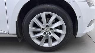 Used 2019 Skoda Superb [2016-2019] L&K TSI AT Petrol Automatic tyres RIGHT FRONT TYRE RIM VIEW