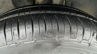 Used 2019 Renault Kwid [2015-2019] 1.0 RXT AMT Opt Petrol Automatic tyres RIGHT FRONT TYRE TREAD VIEW