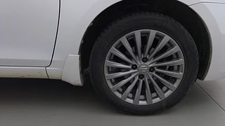 Used 2015 Maruti Suzuki Ciaz [2014-2017] ZXi Petrol Manual tyres RIGHT FRONT TYRE RIM VIEW
