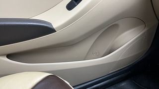 Used 2016 Hyundai Eon [2011-2018] Era + Petrol Manual top_features Door pockets