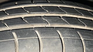 Used 2015 Maruti Suzuki Swift [2011-2017] VXi Petrol Manual tyres RIGHT FRONT TYRE TREAD VIEW