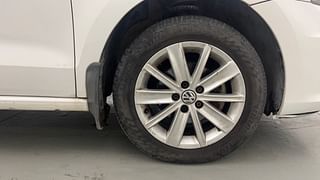 Used 2016 Volkswagen Vento [2015-2019] Highline Petrol AT Petrol Automatic tyres RIGHT FRONT TYRE RIM VIEW