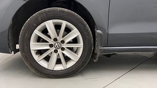 Used 2016 Volkswagen Vento [2015-2019] Highline Diesel AT Diesel Automatic tyres LEFT FRONT TYRE RIM VIEW