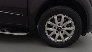 Used 2017 Mahindra XUV500 [2015-2018] W10 AT Diesel Automatic tyres RIGHT FRONT TYRE RIM VIEW