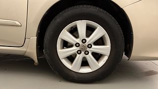 Used 2013 Toyota Corolla Altis [2011-2014] G Petrol Petrol Manual tyres RIGHT FRONT TYRE RIM VIEW