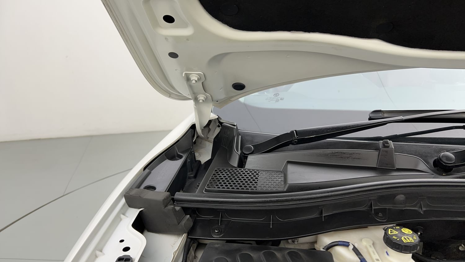 New MG Motors Astor engine ENGINE RIGHT SIDE HINGE & APRON VIEW