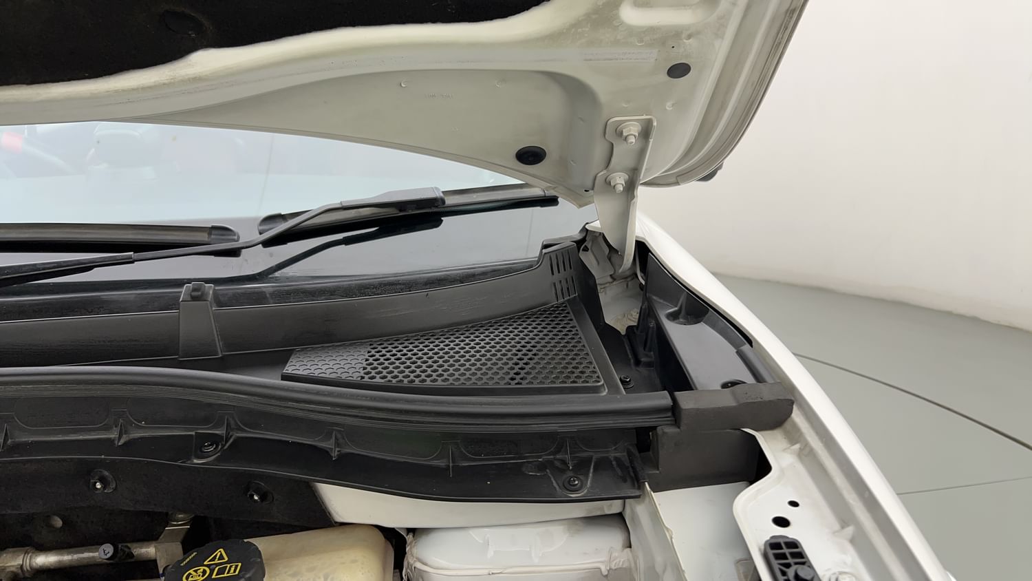 New MG Motors Astor engine ENGINE LEFT SIDE HINGE & APRON VIEW