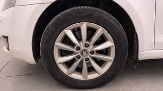 Used 2016 Skoda Octavia [2015-2017] Style Plus 1.8 TSI AT Petrol Automatic tyres LEFT FRONT TYRE RIM VIEW