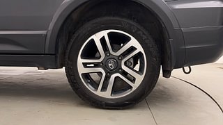 Used 2018 Tata Hexa [2016-2020] XTA Diesel Automatic tyres LEFT REAR TYRE RIM VIEW