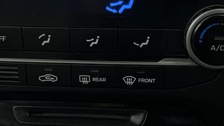 Used 2017 Hyundai Elite i20 [2014-2018] Sportz 1.2 Petrol Manual top_features Rear defogger