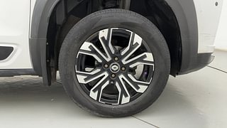 Used 2022 Renault Kiger RXZ AMT Dual Tone Petrol Automatic tyres RIGHT FRONT TYRE RIM VIEW