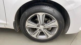 Used 2019 Hyundai Verna [2017-2020] 1.6 VTVT SX (O) Petrol Manual tyres RIGHT FRONT TYRE RIM VIEW