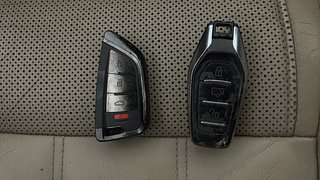 Used 2016 Mahindra XUV500 [2015-2018] W10 FWD AT 1.99 Diesel Automatic extra CAR KEY VIEW