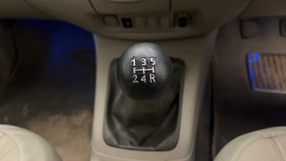 Used 2012 Toyota Innova [2008-2013] 2.5 V 8 STR Diesel Manual interior GEAR  KNOB VIEW