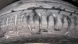 Used 2018 Renault Kwid [2015-2019] 1.0 RXT AMT Petrol Automatic tyres RIGHT FRONT TYRE TREAD VIEW