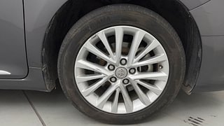 Used 2017 Toyota Camry [2015-2018] Hybrid Petrol Automatic tyres RIGHT FRONT TYRE RIM VIEW