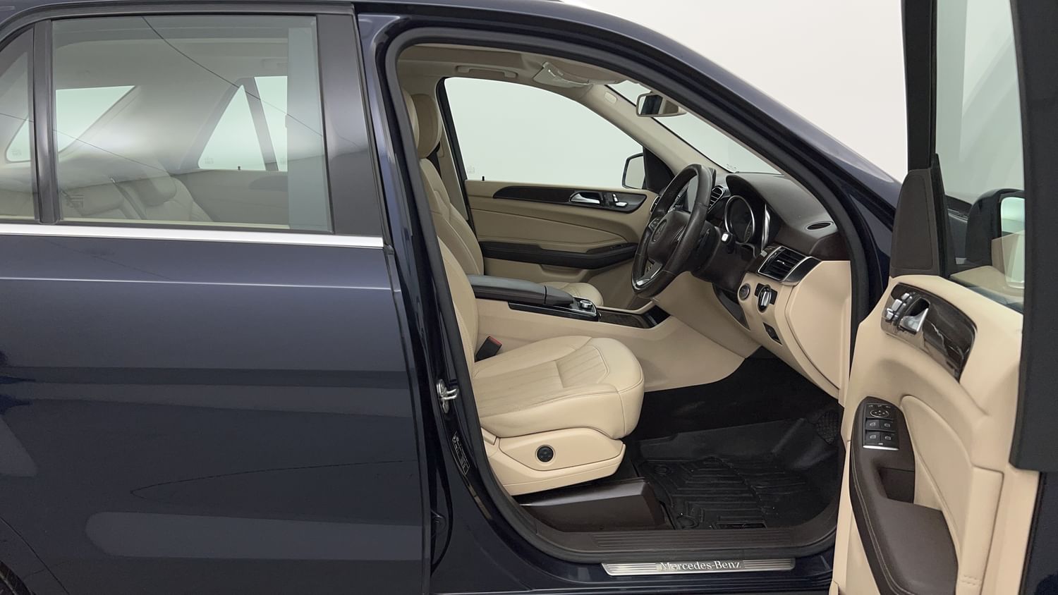 New Mercedes-Benz GLE interior RIGHT SIDE FRONT DOOR CABIN VIEW