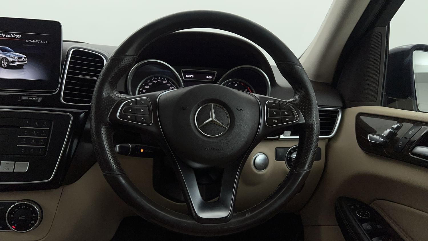 New Mercedes-Benz GLE interior STEERING VIEW