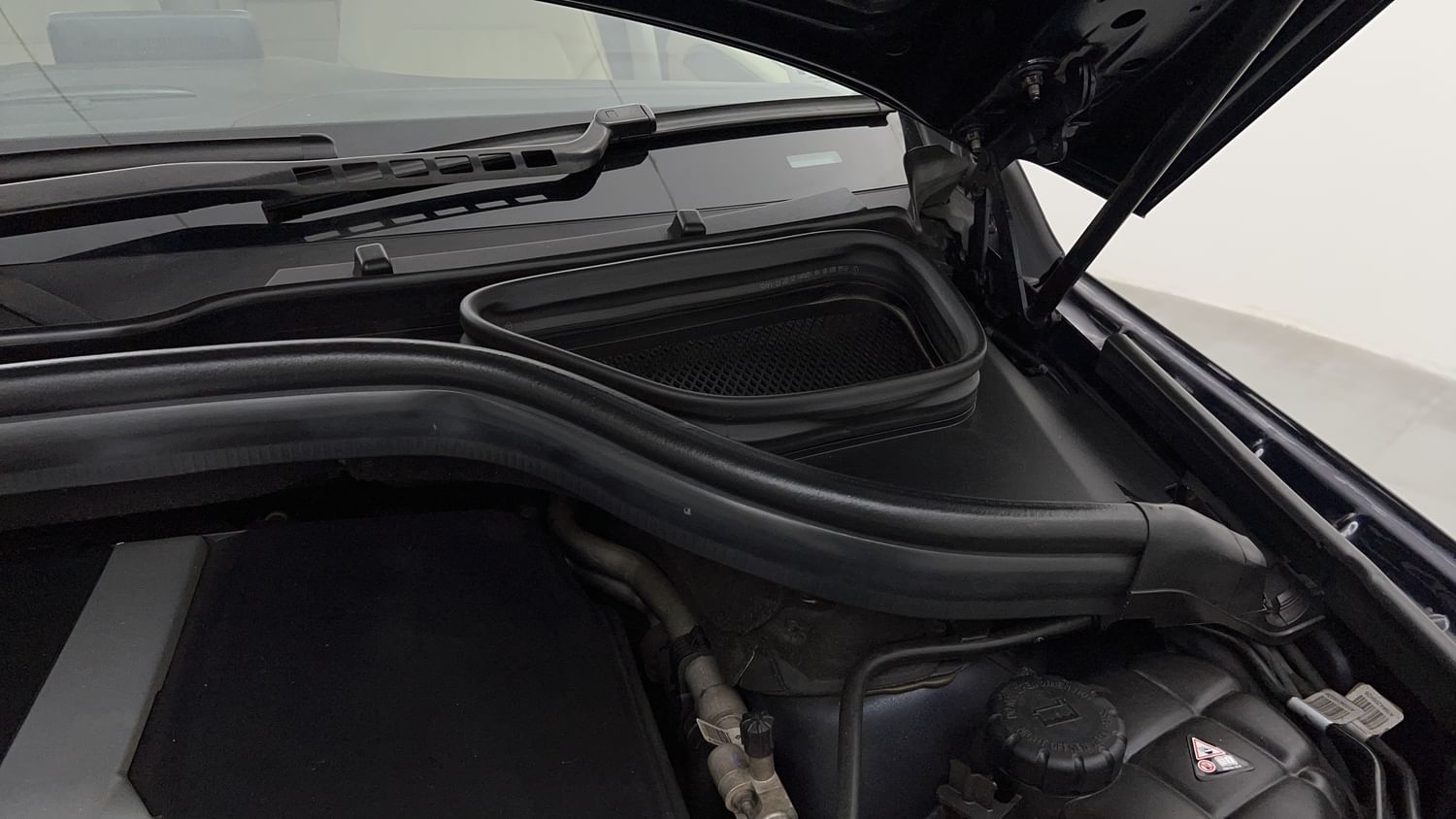 New Mercedes-Benz GLE engine ENGINE LEFT SIDE HINGE & APRON VIEW