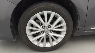 Used 2017 Toyota Camry [2015-2018] Hybrid Petrol Automatic tyres LEFT FRONT TYRE RIM VIEW