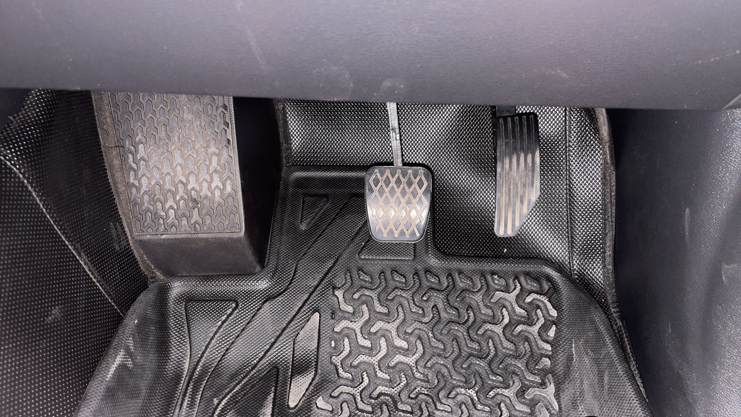 New MG Motors Gloster interior PEDALS VIEW