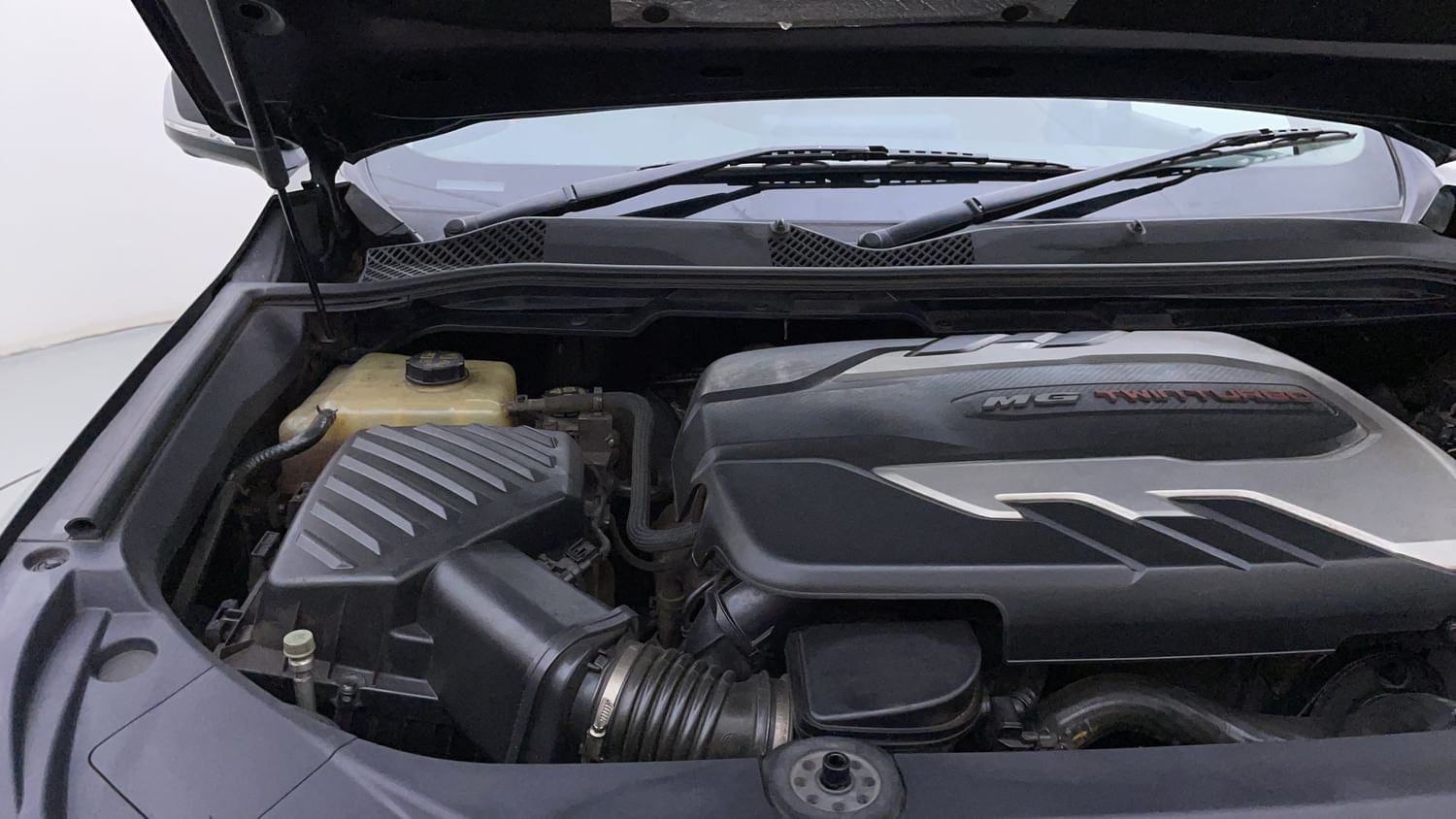 New MG Motors Gloster engine ENGINE RIGHT SIDE HINGE & APRON VIEW