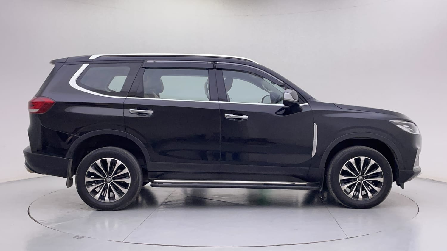 New MG Motors Gloster exterior RIGHT SIDE VIEW