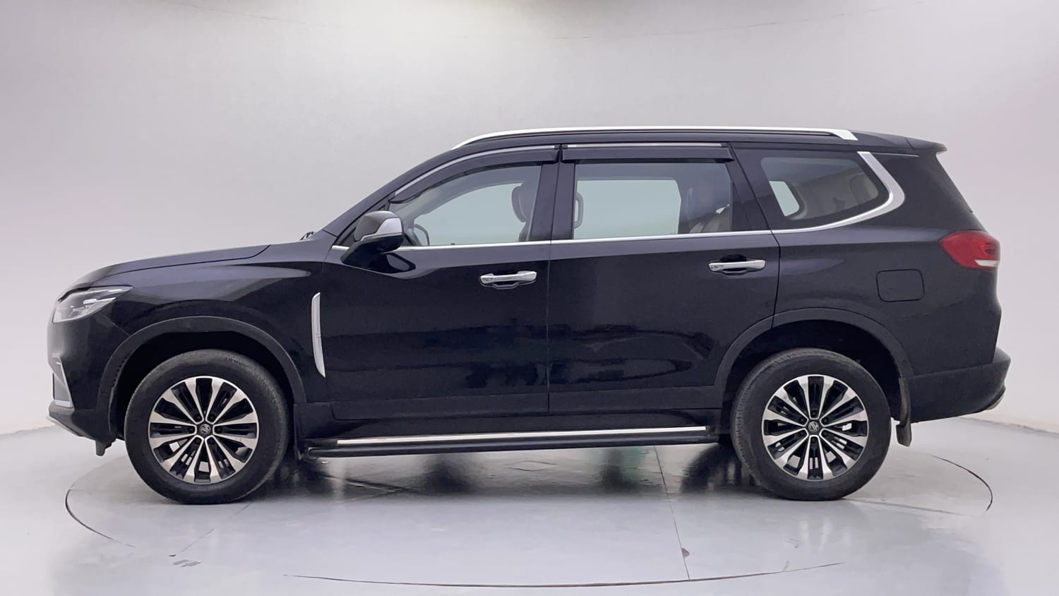 New MG Motors Gloster exterior LEFT SIDE VIEW