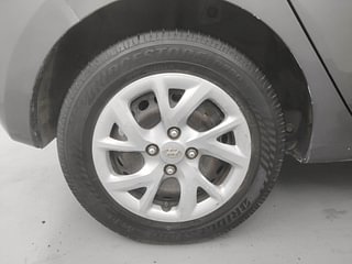 Used 2018 Hyundai Grand i10 [2017-2020] Magna 1.2 Kappa VTVT Petrol Manual tyres RIGHT REAR TYRE RIM VIEW