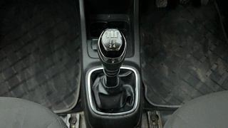 Used 2019 Renault Kwid [2015-2019] 1.0 RXT Opt Petrol Manual interior GEAR  KNOB VIEW