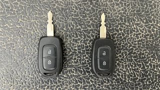 Used 2019 Renault Kwid [2015-2019] 1.0 RXT Opt Petrol Manual extra CAR KEY VIEW