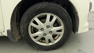 Used 2015 Honda Brio [2011-2016] VX MT Petrol Manual tyres RIGHT FRONT TYRE RIM VIEW