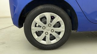 Used 2017 Hyundai Eon [2011-2018] Magna + (O) Petrol Manual tyres RIGHT REAR TYRE RIM VIEW