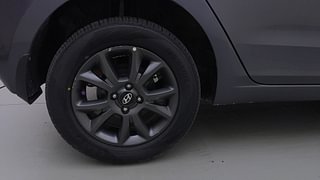 Used 2020 Hyundai Elite i20 [2018-2020] Sportz Plus 1.2 Petrol Manual tyres RIGHT REAR TYRE RIM VIEW