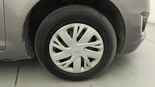 Used 2015 Maruti Suzuki Swift [2011-2017] VXi Petrol Manual tyres RIGHT FRONT TYRE RIM VIEW