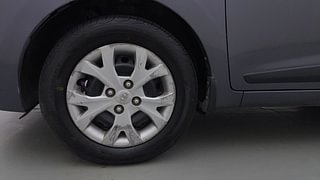 Used 2016 Hyundai Grand i10 [2013-2017] Sportz 1.1 CRDi Diesel Manual tyres LEFT FRONT TYRE RIM VIEW