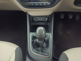 Used 2019 Hyundai Verna [2017-2020] 1.6 VTVT SX Petrol Manual interior GEAR  KNOB VIEW