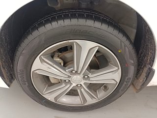 Used 2019 Hyundai Verna [2017-2020] 1.6 VTVT SX Petrol Manual tyres LEFT FRONT TYRE RIM VIEW