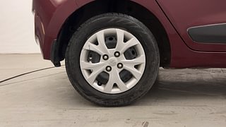 Used 2016 Hyundai Grand i10 [2013-2017] Sportz 1.1 CRDi Diesel Manual tyres RIGHT REAR TYRE RIM VIEW