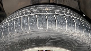 Used 2011 Toyota Innova [2008-2013] 2.5 V 7 STR Diesel Manual tyres LEFT FRONT TYRE TREAD VIEW