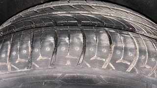 Used 2015 Volkswagen Vento [2015-2019] Highline Diesel AT Diesel Automatic tyres RIGHT REAR TYRE TREAD VIEW