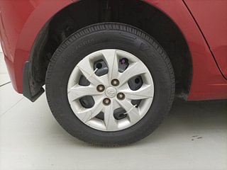 Used 2015 Hyundai Elite i20 [2014-2018] Magna 1.2 Petrol Manual tyres RIGHT REAR TYRE RIM VIEW