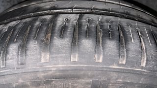 Used 2016 Volkswagen Vento [2015-2019] Highline Diesel AT Diesel Automatic tyres RIGHT REAR TYRE TREAD VIEW