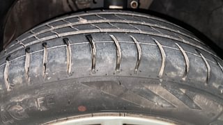 Used 2016 Volkswagen Vento [2015-2019] Highline Petrol AT Petrol Automatic tyres RIGHT FRONT TYRE TREAD VIEW