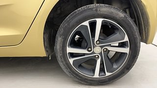 Used 2020 Tata Altroz XZ 1.2 MT Dual tone Petrol Manual tyres LEFT REAR TYRE RIM VIEW